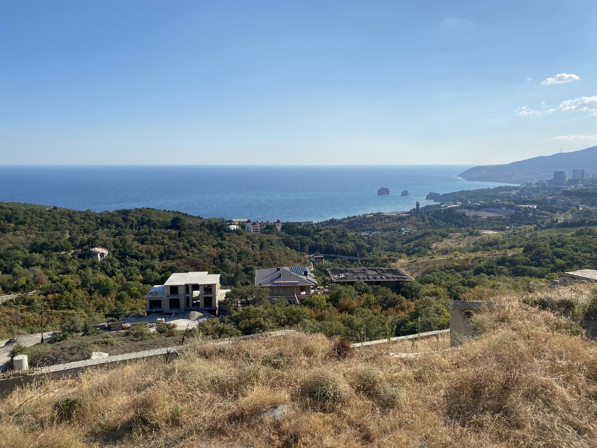 Вид с участка на склон и море